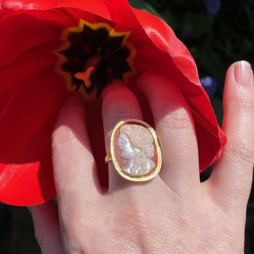 Georgian gold ring set with a Renaissance cameo of a Muse - 
