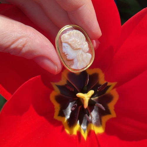 <= 16th century - Georgian gold ring set with a Renaissance cameo of a Muse