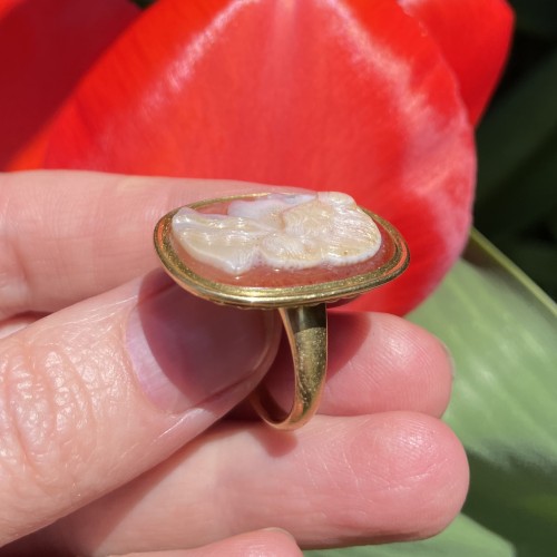 Antiquités - Georgian gold ring set with a Renaissance cameo of a Muse
