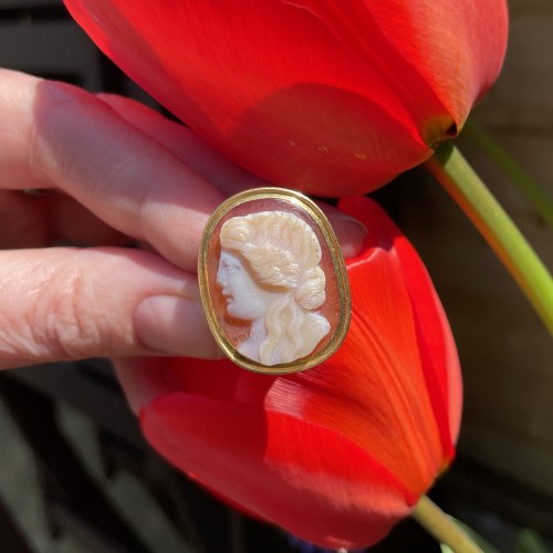 Antiquités - Bague en or géorgienne sertie d'un camée Renaissance d'une muse