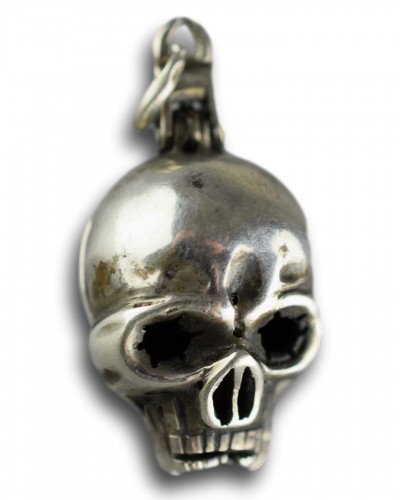 Silver pomander in the form of a skull, 17th century - silverware & tableware Style 