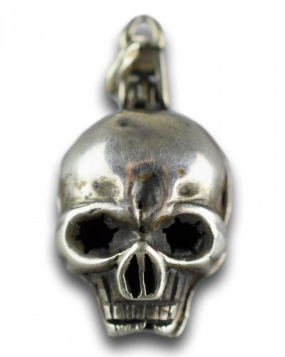 Antiquités - Silver pomander in the form of a skull, 17th century