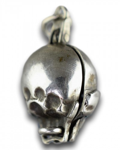 Antiquités - Silver pomander in the form of a skull, 17th century