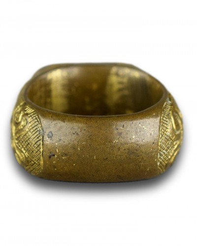 Gilt bronze Papal ring set with an illuminated miniature - 