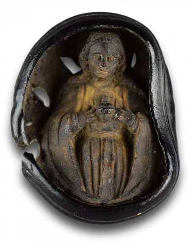 Sea heart with a miniature of the Virgin, South America 17th century - Religious Antiques Style 