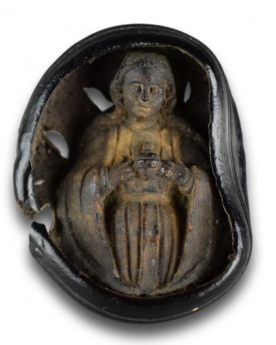 Antiquités - Coeur de mer avec une sculpture miniature de la Vierge, Amérique du Sud XVIIe siècle
