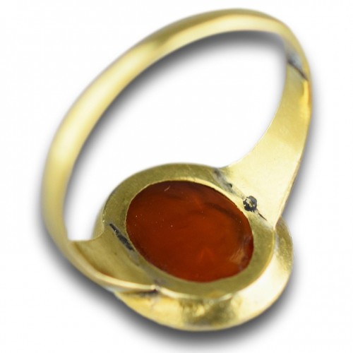 Antiquités - Georgian gold ring with an Ancient carnelian intaglio of Prometheus