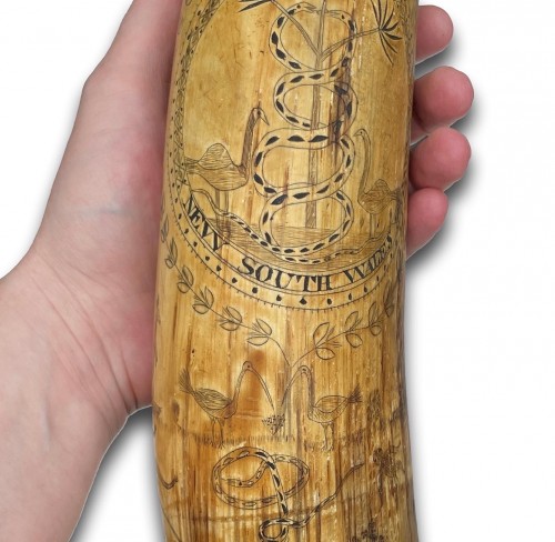 Collections Armes & Souvenirs Historiques - Flacon à poudre gravé en corne de vache de Nouvelle-Galles du Sud de l'Australie XIXe s