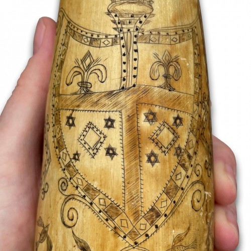  - Engraved New South Wales cow horn powder flask. Australian, 19th century.