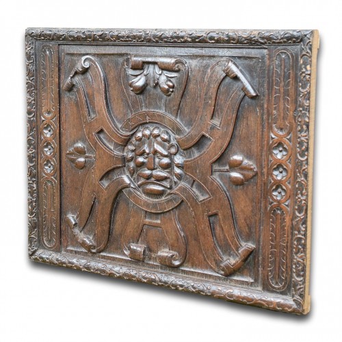 Large walnut panel carved with the head of a lion - 