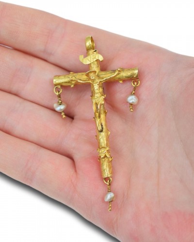 Bijouterie, Joaillerie  - Pendentif crucifix en or et émail avec perles baroques, Espagne fin XVIe siècle