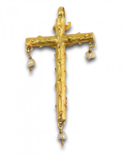 XVIe siècle et avant - Pendentif crucifix en or et émail avec perles baroques, Espagne fin XVIe siècle