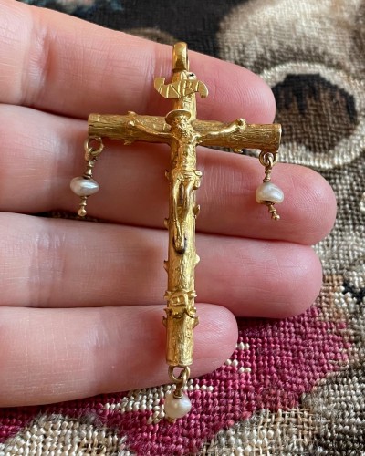 Pendentif crucifix en or et émail avec perles baroques, Espagne fin XVIe siècle - 