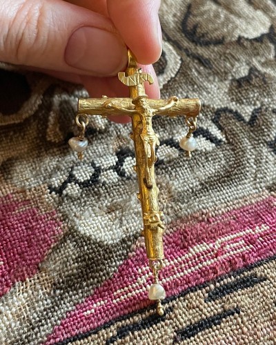  - Pendentif crucifix en or et émail avec perles baroques, Espagne fin XVIe siècle