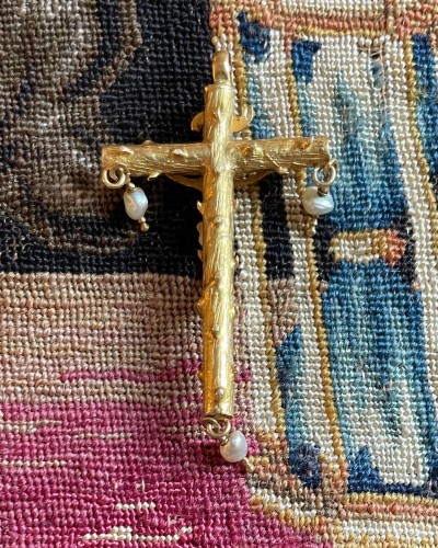 Antiquités - Gold &amp; enamel crucifix pendant with baroque pearls, Spain 16th century