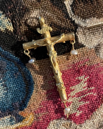 Antiquités - Gold &amp; enamel crucifix pendant with baroque pearls, Spain 16th century