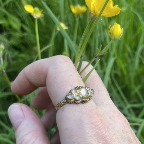 Gold &amp; enamel ring with faceted pastes or rock crystals. European, 17th cen - 