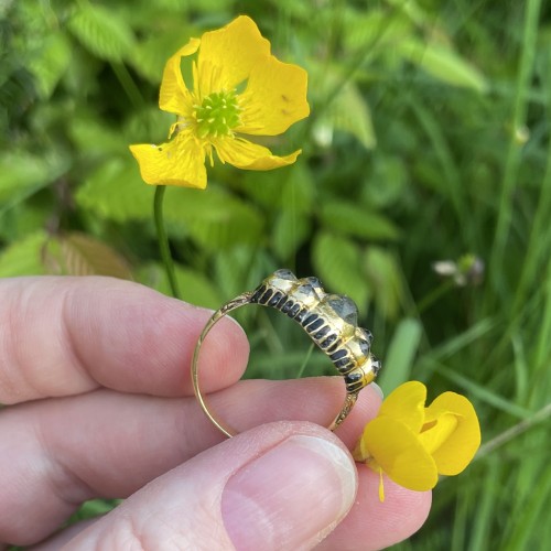 Bague en or et émail avec pâtes facettées ou cristaux de roche. Europe XVIIe siècle - 