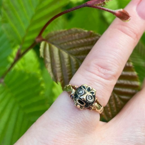 18th century - Gold and enamel pomander ring with a green ma,. Italy 18th century