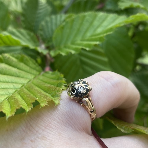  - Bague pomander en or et émail avec un homme vert, Italie XVIIIe siècle