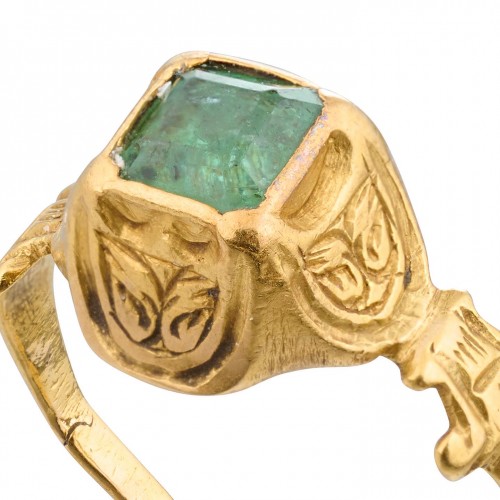 Gold ring set with a table cut emerald, Western Europe late 16th century. - Antique Jewellery Style 