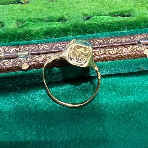 Gold ring set with a table cut emerald, Western Europe late 16th century. - 