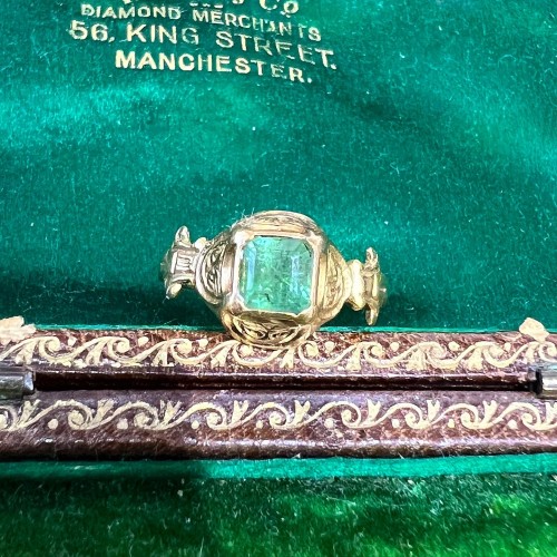 Antiquités - Gold ring set with a table cut emerald, Western Europe late 16th century.