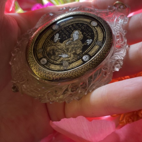 Pendentif en cristal de roche avec une miniature en verre églomisé. Italien, XVIIe si - 