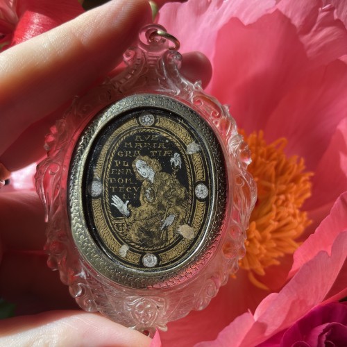 Antiquités - Pendentif en cristal de roche avec une miniature en verre églomisé. Italien, XVIIe si