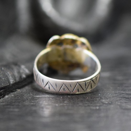 Bague de fiançailles médiévale en argent avec un ange. Anglais, XVe siècle. - 