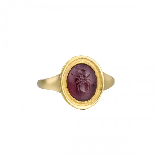 Gold ring with an ancient garnet intaglio of an ant. Roman, 1st / 2nd centu