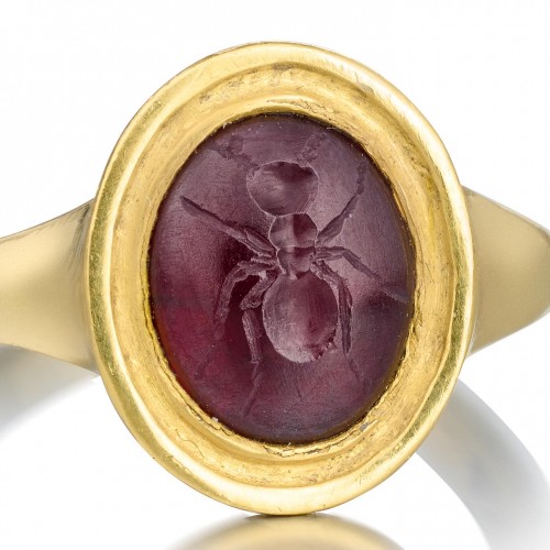 Gold ring with an ancient garnet intaglio of an ant. Roman, 1st / 2nd centu - Antique Jewellery Style 