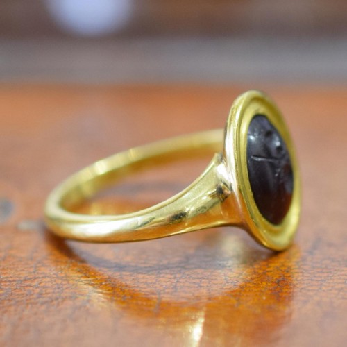 Bijouterie, Joaillerie  - Bague en or avec une ancienne intaille en grenat d'une fourmi. Romain, 1er / 2è siècle