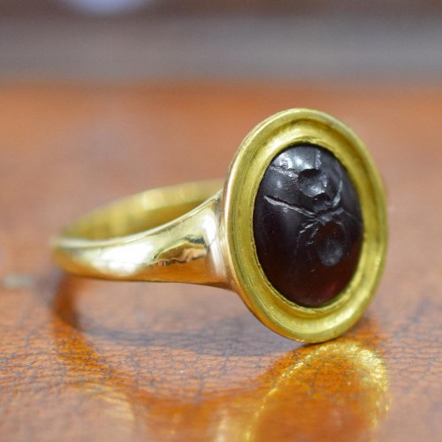 Gold ring with an ancient garnet intaglio of an ant. Roman, 1st / 2nd centu - 