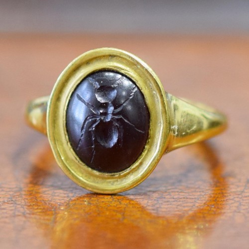  - Gold ring with an ancient garnet intaglio of an ant. Roman, 1st / 2nd centu