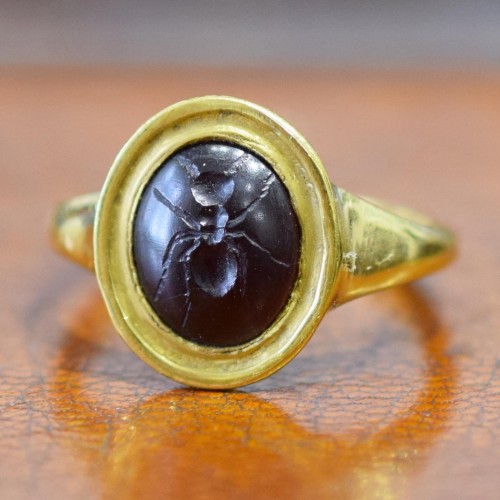  - Bague en or avec une ancienne intaille en grenat d'une fourmi. Romain, 1er / 2è siècle