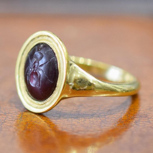 Antiquités - Gold ring with an ancient garnet intaglio of an ant. Roman, 1st / 2nd centu