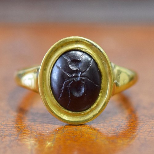 Antiquités - Gold ring with an ancient garnet intaglio of an ant. Roman, 1st / 2nd centu