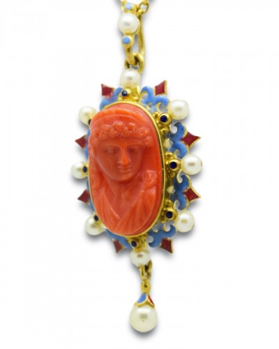 Bijouterie, Joaillerie  - Pendentif Néo-renaissance avec un camée corail de Cérès, Italie vers 1880