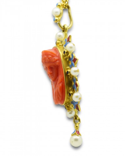 Pendentif Néo-renaissance avec un camée corail de Cérès, Italie vers 1880 - 