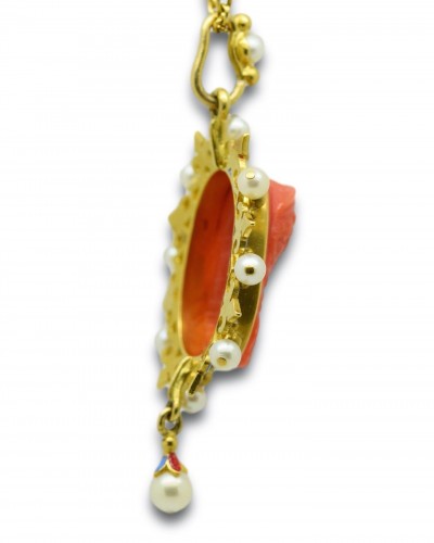 Antiquités - Pendentif Néo-renaissance avec un camée corail de Cérès, Italie vers 1880