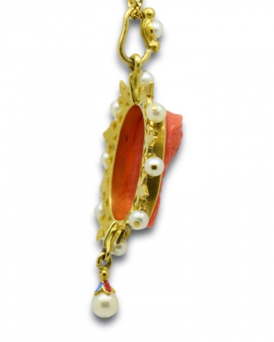 Antiquités - Pendentif Néo-renaissance avec un camée corail de Cérès, Italie vers 1880