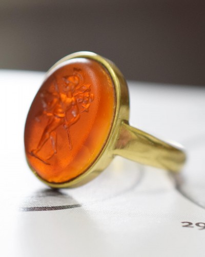 BC to 10th century - Gold ring with an carnelian intaglio of Mars, Roman 2nd century A.