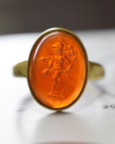 Gold ring with an carnelian intaglio of Mars, Roman 2nd century A. - 