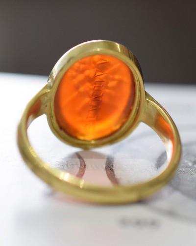  - Bague en or avec une intaille en cornaline de Mars, Romain IIe siècle après