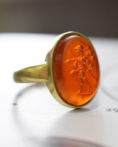Antiquités - Gold ring with an carnelian intaglio of Mars, Roman 2nd century A.