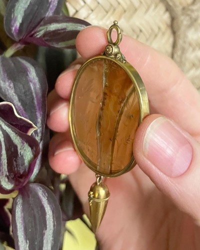 Gold pendant with an agate intaglio of cupid. Itay 17th century - 