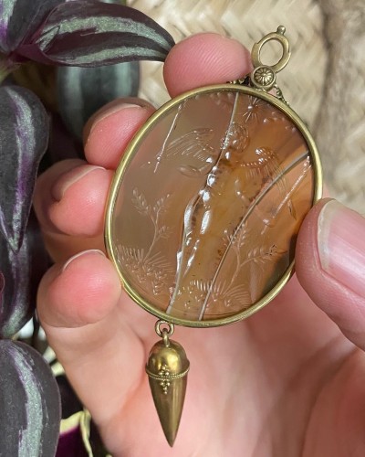 Pendentif en or avec une intaille d'agate représentant Cupidon, Italie 17e siècle - 