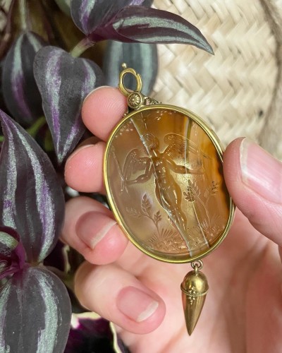 Antiquités - Pendentif en or avec une intaille d'agate représentant Cupidon, Italie 17e siècle