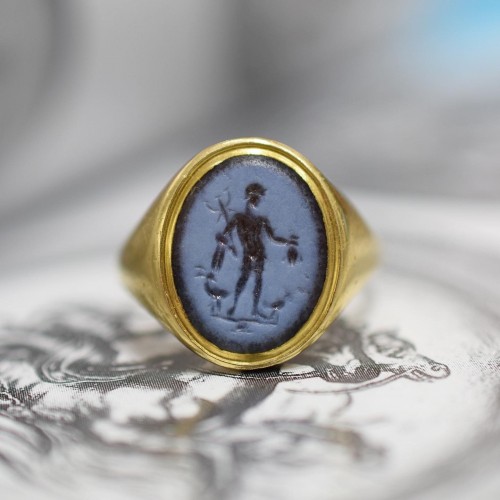 Gold ring set with an nicolo intaglio of the Roman God Mercury. - Antique Jewellery Style 